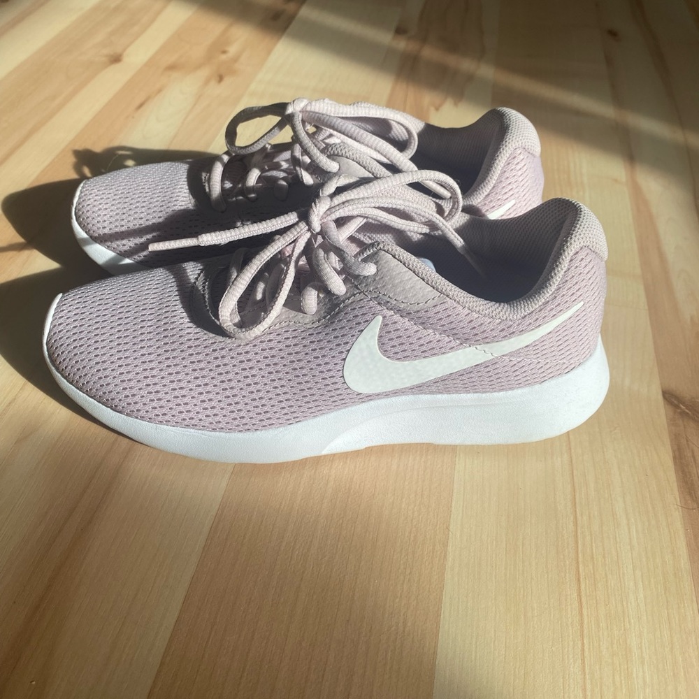 *SOLD* Women’s Nike Shoes (size 6) - Picture 3 of 6